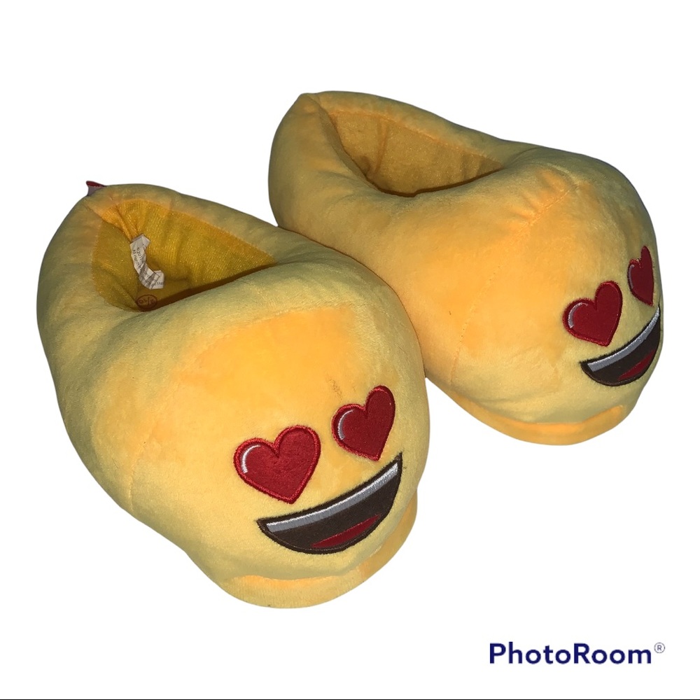 Emoji size 9/10 yellow heart-eyed lounge slippers